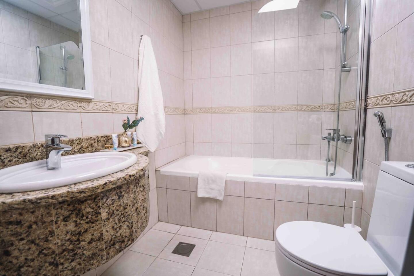 Sea & Palm View Elegant 1 Bedroom Apartment Dubai Buitenkant foto